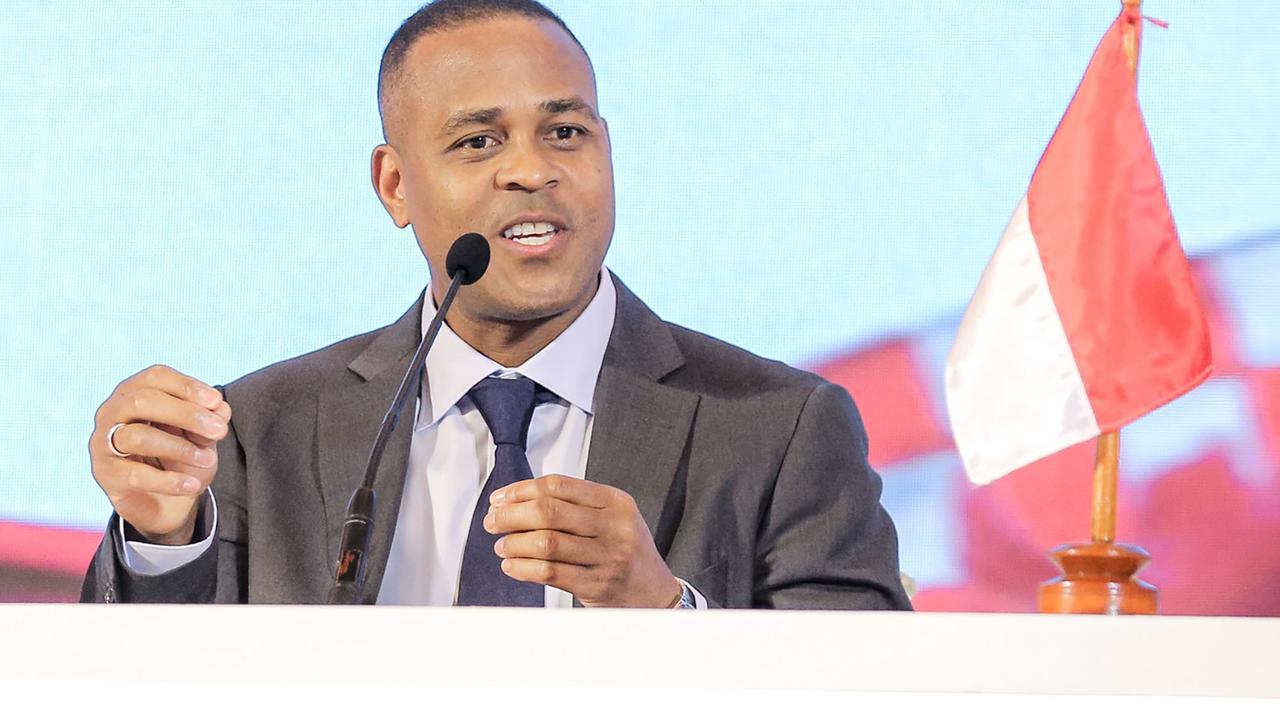 Foto: Berkopiah, Patrick Kluivert  Resmi Menjadi Pelatih Timnas Indonesia