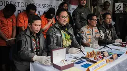 Kabid Humas Polda Metro Jaya Kombes Pol Argo Yuwono (dua kanan) memberi keterangan kasus sindikat kejahatan properti saat rilis di Jakarta, Jumat (9/8/2019). Polisi menyita barang bukti berupa sertifikat hak milik, tanda terima, dan kop surat. (Liputan6.com/Faizal Fanani)