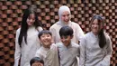 Zaskia Adya Mecca kompak mengenakan busana bernuansa earth tone. Anak-anaknya tampil dengan atasan siluet janggan. Zaskia mengenakan long dress beige dan kerudung polosnya. [@zaskiadyamecca]