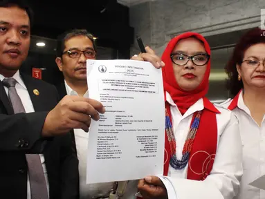 Advokat Cinta Tanah Air (ACTA) menunjukkan surat permohonan uji materi UU Informasi Teknologi Elektronik (ITE) di Mahkamah Konstitusi, Jakarta, Senin (18/9). Uji materi terkait banyaknya aktivis yang terjerat masalah hukum. (Liputan6.com/Angga Yuniar)