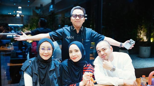 8 Gaya Hijab Simple Nagita Slavina Pakai Pashmina Berbagai Warna Sepulang Haji, Cocok Semua