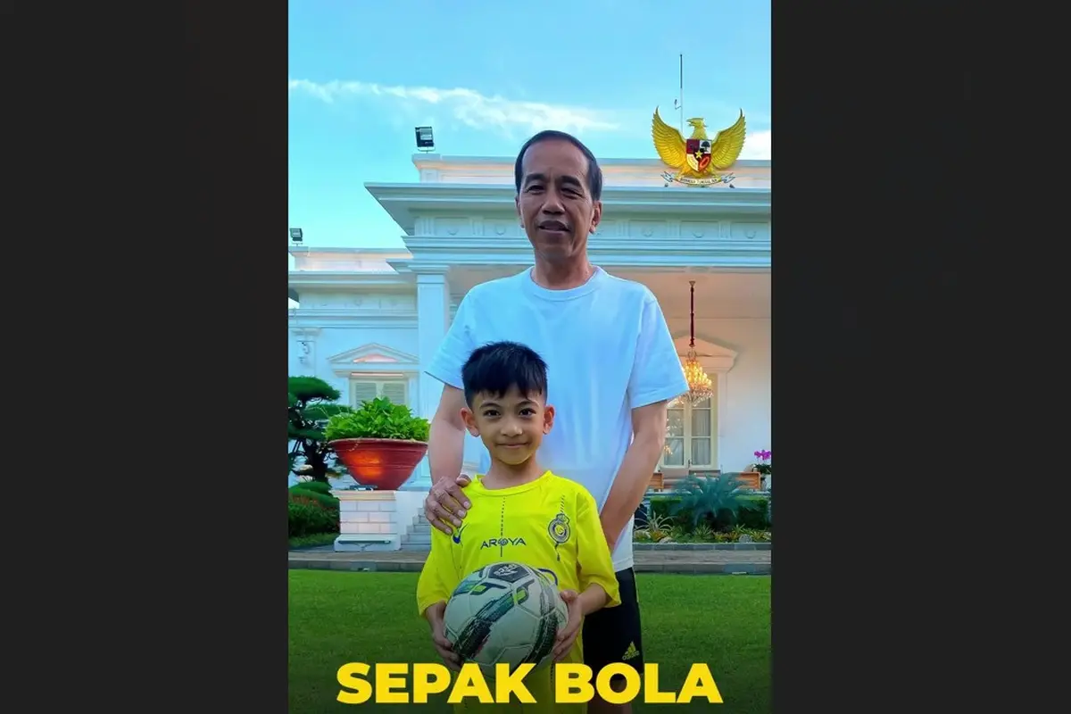 Presiden Joko Widodo (Jokowi) menghabiskan akhir pekan hari ini, Minggu (21/1/2024) dengan bermain sepak bola dengan sang cucu Jan Ethes.