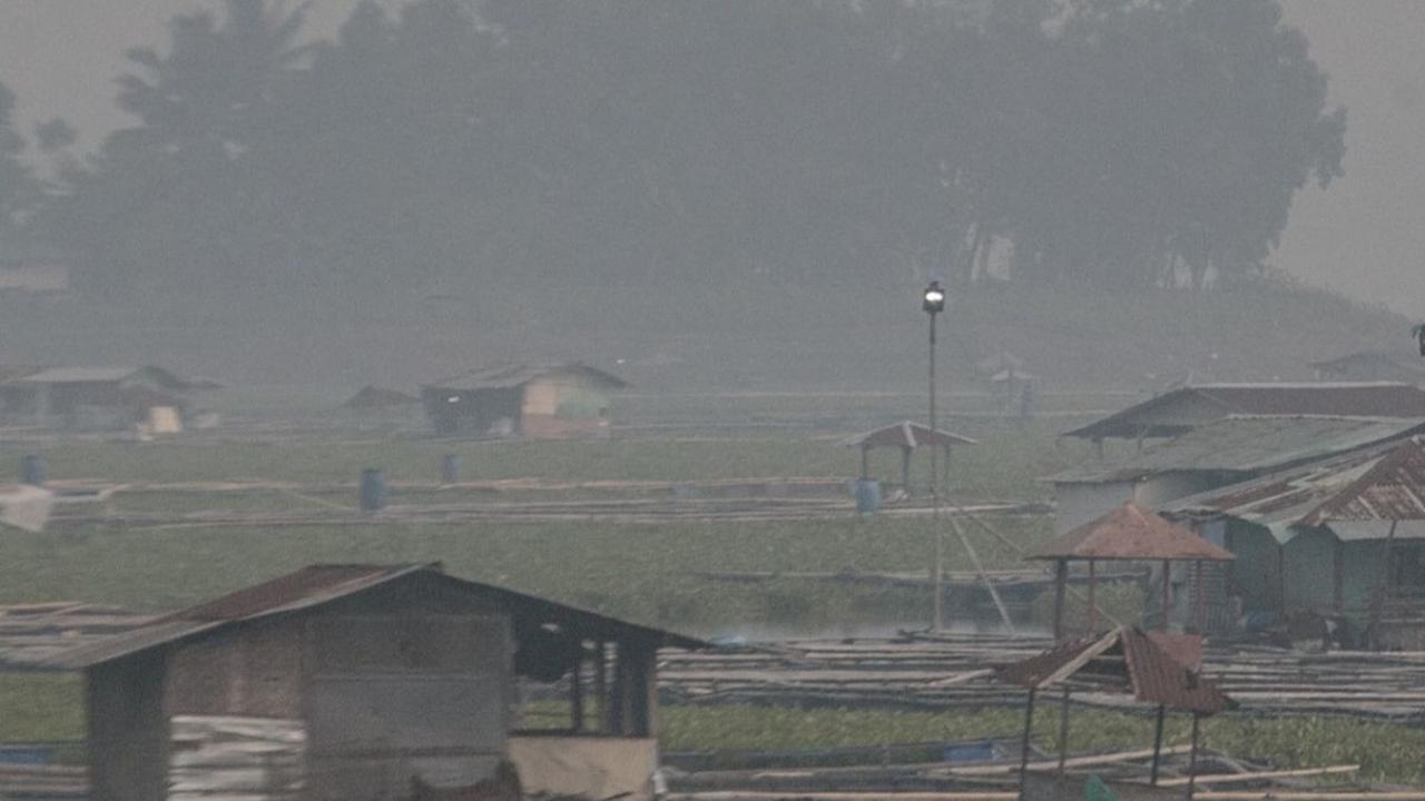 Meski kobaran api sudah diatas, namun kepulan asap terlihat masih menyelimuti area TPA Sarimukti dan sekitarnya.<br><br>Kondisi ini tentu sangat mengganggu jarak pandang hingga kesehatan warga yang berada di sekitar lokasi kebakaran.<br>