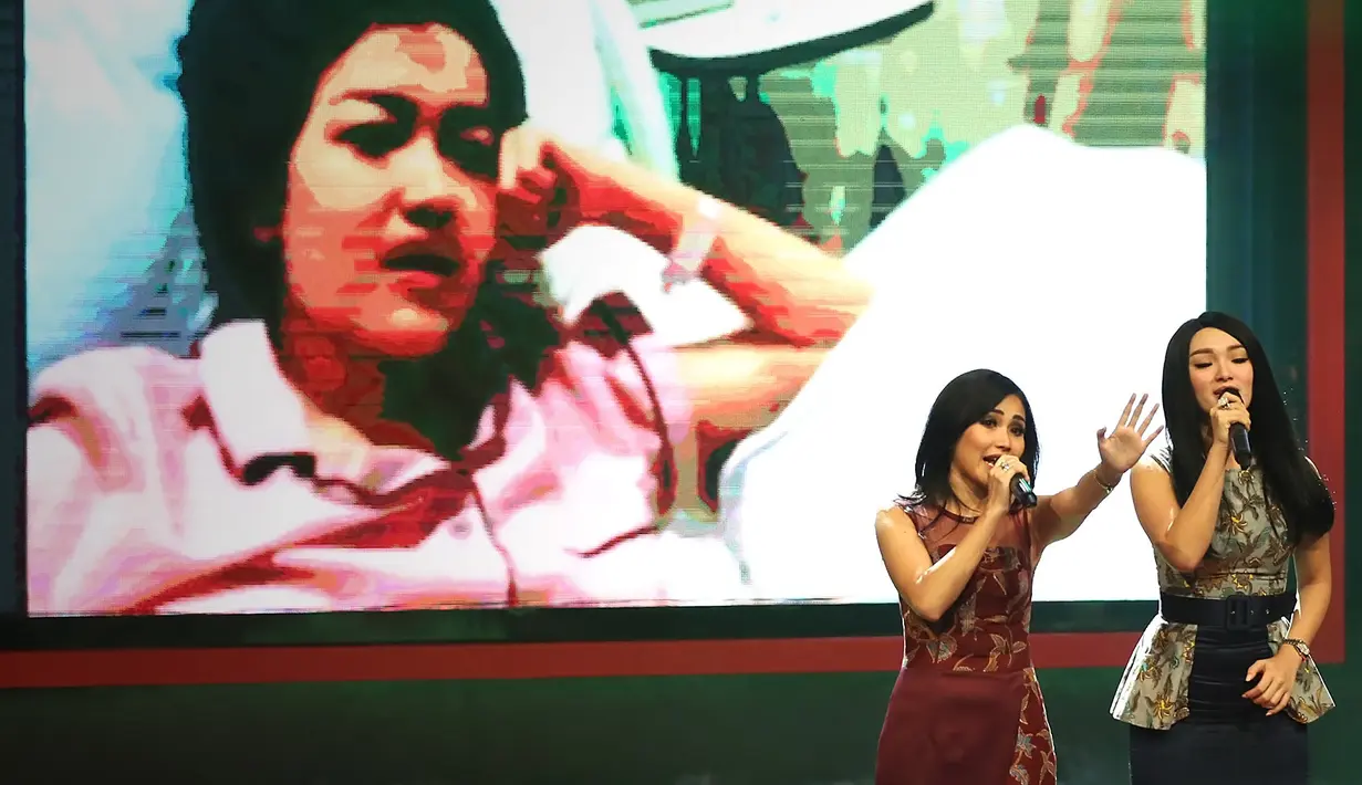 Lewat sambungan video call, Julia Perez terus menyaksikan penampilan Cecepy tanpa dirinya. Zaskia Gotik dan Ayu Ting Ting yang menyanyikan beberapa judul lagu untuknya di acara Peduli Sahabat Jupe. (Bambang E. Ros/Bintang.com)