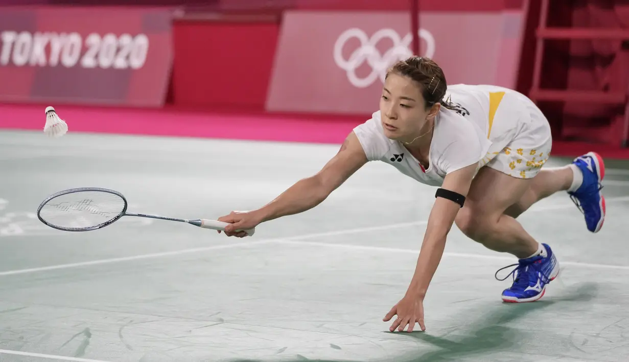 Pebulutangkis Jepang Nozomi Okuhara bermain melawan He Bing Jiao dari China pada perempat final bulu tangkis tunggal putri Olimpiade Tokyo 2020 di Musashino Forest Sports Plaza, Jumat (30/7/2021). Juara All England 2021 Nozomi Okuhara tersingkir dengan skor 13-21, 14-21. (AP/Dita Alangkara)