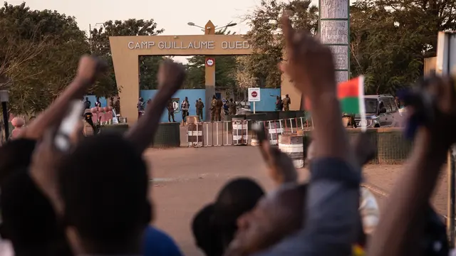 Sorak-sorai Warga Usai Militer Burkina Faso Kudeta Presiden