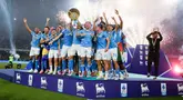 Skuad Napoli melakukan selebrasi setelah menjadi juara Serie A musim 2024/2025 di Stadion Diego Armando Maradona, Sabtu (24/5/2025). Napoli memastikan gelar juara setelah menaklukkan Cagliari dua gol tanpa balas. (AP Photo/Gregorio Borgia)