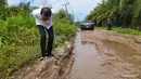Saat berada di Desa Sialang Taji, Jokowi berhenti dan turun dari mobil untuk melihat langsung kerusakan jalan pada ruas tersebut. (FOTO: Dok. Agus Suparto/Biro Pers Kepresidenan)
