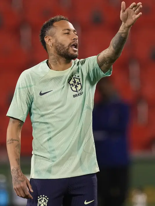 Reaksi penyerang Brasil Neymar selama sesi latihan jelang menghadapi Timnas Serbia di stadion Grand Hamad, di Doha, Qatar, Rabu (23/11/2022). Neymar dan kawan-kawan digadang-gadang sebagai favorit utama untuk meraih gelar juara di Qatar. (AP Photo/Andre Penner)