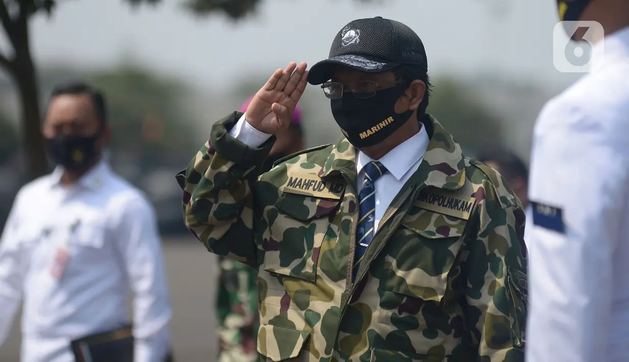 Menko Polhukam Mohammad Mahfud MD saat melakukan kunjungan kerja ke Mako Korps Marinir, Cilandak, Jakarta, Rabu (29/7/2020). Kunjungan kerja Menkopolhukam untuk memberi pengarahan terkait keterlibatan TNI dalam Penaganan terorisme. (merdeka.com/Imam Buhori)