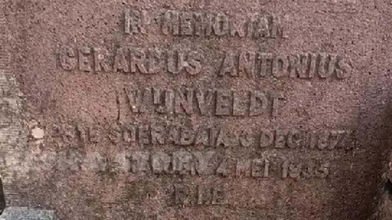 Salah satu makam yang nisannya masih jelas yakni milik Gerardus Antonius Wunveldt yang lahir di Surabaya 3 Desember 1874 dan wafat di Blitar pada 4 Mei 1935.