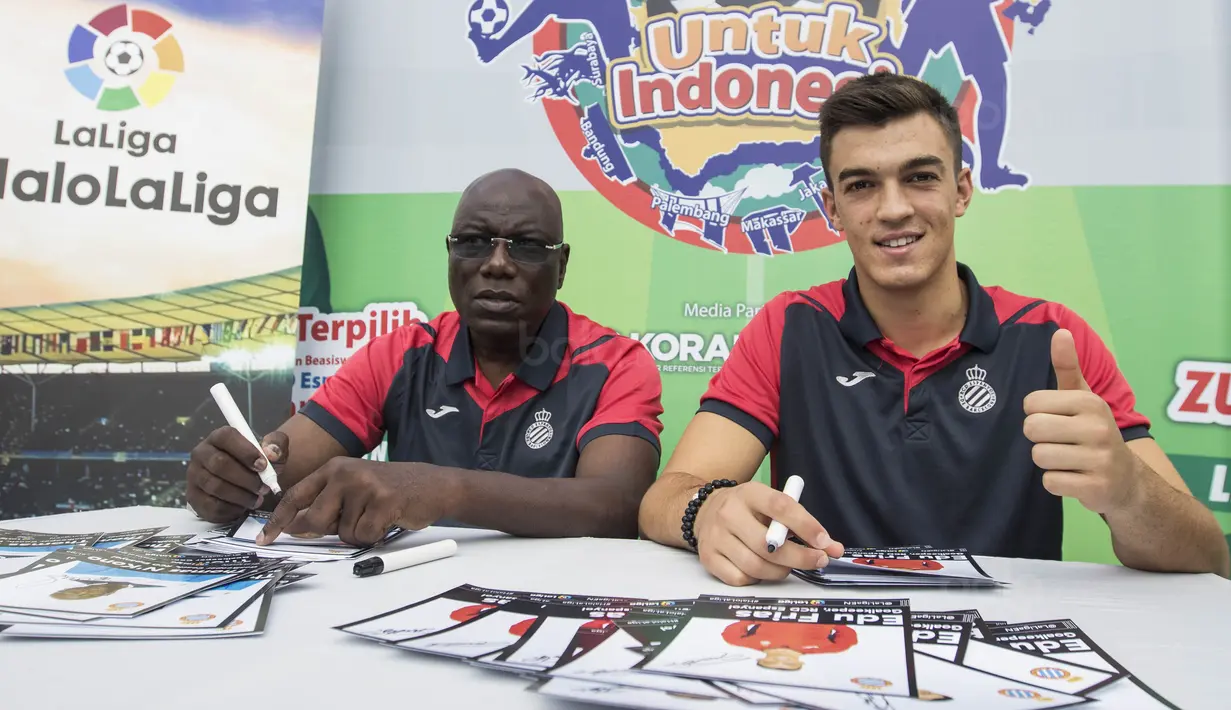 Kiper Espanyol, Edu Frias, bersama pelatih kiper, Thomas N'Kono, menghadiri jumpa fans di Jakarta, Minggu (16/7/2017). Espanyol akan melakukan laga ujicoba melawan Persija. (Bola.com/Vitalis Yogi Trisna)