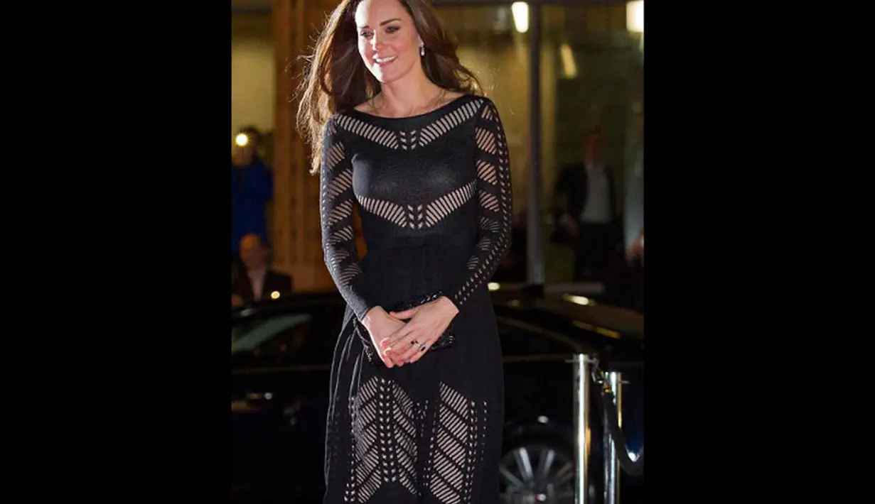 Dalam acara itu, Kate Middleton mengenakan dress laser cut hitam dengan panjang selutut dipenuhi motif yang berlubang-lubang, Inggris, (23/10/14). (AFP PHOTO/POOL/Justin Tallis)