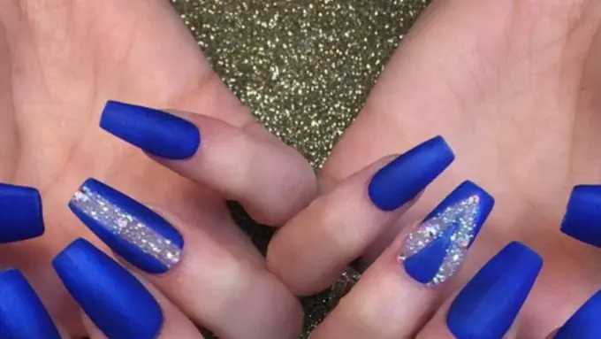 Riasan Kuku Stylish dengan Taburan Diamon Mewah