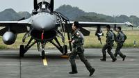 Pilot Angkatan Udara Taiwan berlari dekat jet tempur F-16V saat latihan di Chiayi, Taiwan, Rabu (5/1/2022). Pilot Angkatan Udara Taiwan melakukan latihan untuk mensimulasikan intersepsi pesawat China ke zona identifikasi pertahanan udara Taiwan. (Sam Yeh/AFP)