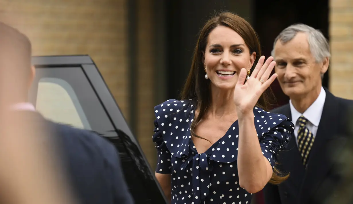 Kate Middleton melambaikan tanagn setelah mengunjungi  "Hope Street", di Southampton, Inggris, Selasa 27 Juni 2023. (Daniel Leal/Pool via AP)