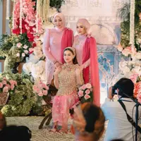 Angelina Sondakh dan Reza Arthamevia di acara siraman Aaliyah Massaid. [Foto: Instagram/angelinasondakh09]