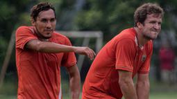 1. Rodrigo Tosi (kanan), penyerang asal Brasil ini sudah malang melintang di klub beberapa negara Asia Tenggara. Dirinya sempat bermain untuk Brunei DPMM dan juga Tampines Rovers untuk musim lalu. (Bola.com/Vitalis Yogi Trisna)