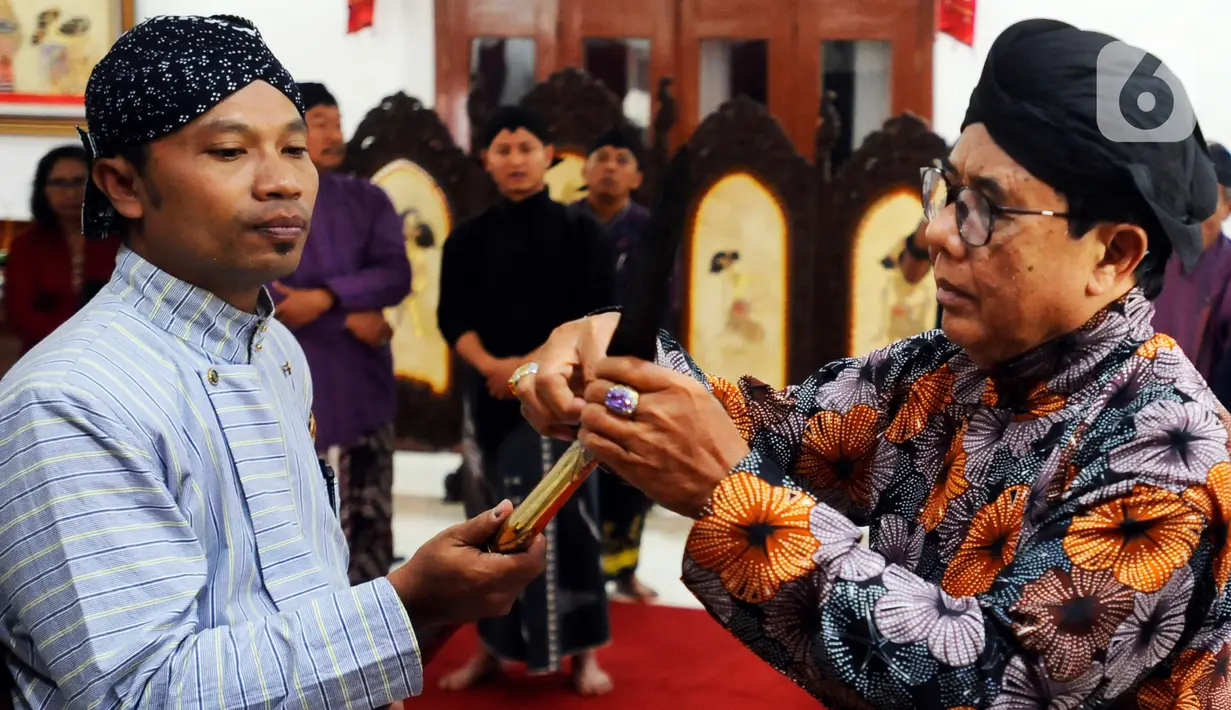 Benda pusaka disiapkan untuk dibersihkan saat kegiatan jamasan tujuh pusaka di Pendopo Kabupaten Trenggalek, Jawa Timur, Rabu (30/8/2023). (merdeka.com/Arie Basuki)
