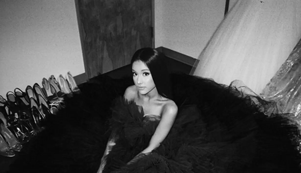 Setelah kejadian yang menimpanya saat konser, Ariana pun sudah kembali ke kediamannya ditemani sang ibunda, Joan Grande dan disambut kekasihnya, Mac Miller. Rasa sedih masih mengintainya hingga kini.  (Instagram/arianagrande)