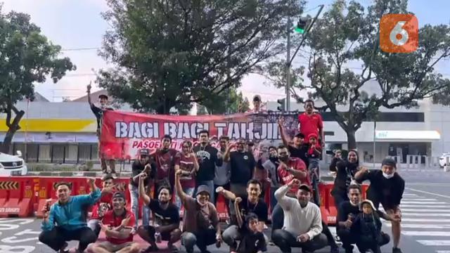 Pasoepati Mboergadoel Bagi Takjil untuk Pengguna Jalan Surakarta
