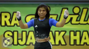 Lifter Jabar, Sri Wahyuni Agustiani bersorak usai mengangkat beban di kelas 48 kg PON XIX Jabar di Gelora Sabilulungan, Kab Bandung, Selasa (20/9). Total angkatan Sri Wahyuni 182 Kg sekaligus memecahkan rekor nasional. (Liputan6.com/Helmi Fithriansyah)