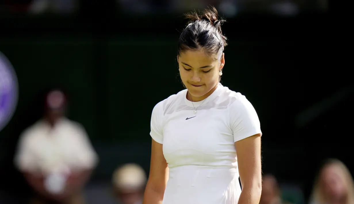 Petenis asal Inggris, Emma Raducanu, harus angkat koper lebih cepat usai tersingkir pada putaran kedua Wimbledon 2022. (AP/Alastair Grant)