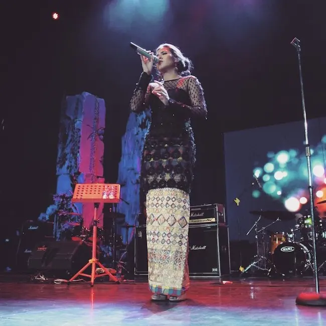 Kebaya modern yang dipakai Raisa dalam aktivitasnya. (sumber foto: @raisa6690/instagram)