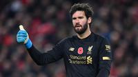 1. Alisson Becker (Liverpool) - Alisson tak membutuhkan waktu yang lama untuk menunjukkan kualitasnya bersama Liverpool. Ia sudah mencatatkan 17 clean sheets untuk The Reds dan memiliki catatan persentase penyelamatan sebesar 76,54 persen. (AFP/Paul Ellis)