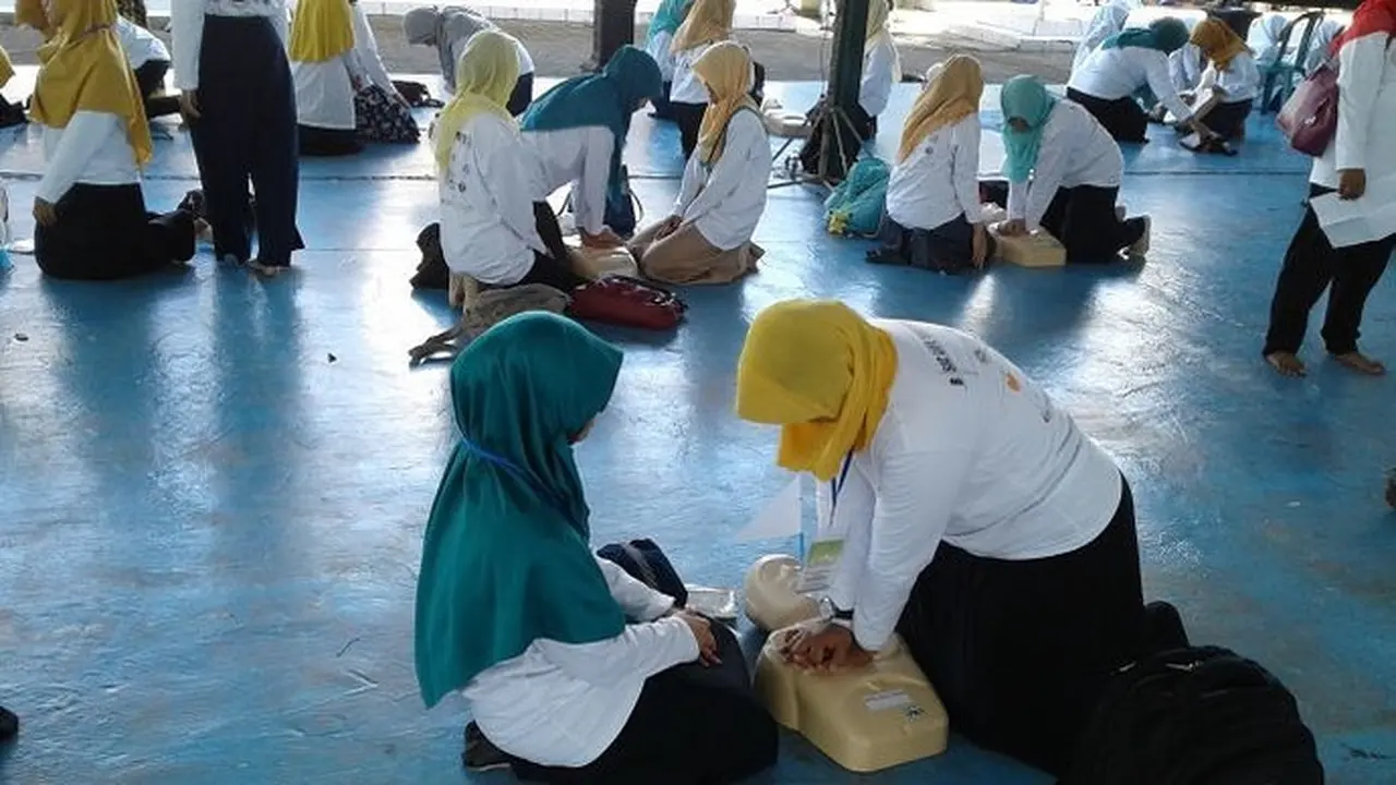 Praktik pelatihan bantuan hidup dasar di Pondok Pesantren Gontor Putri. Foto: Humas UNAIR