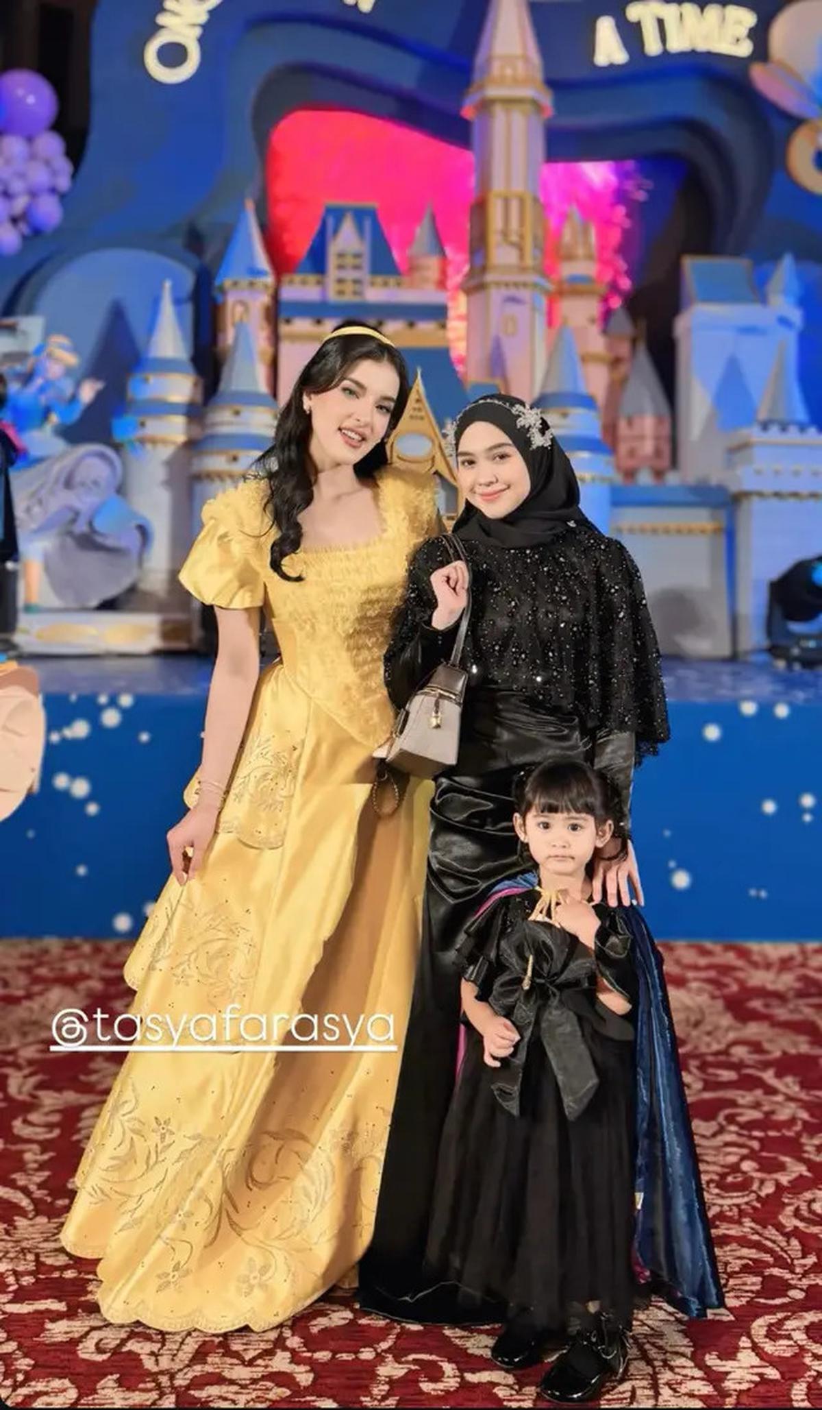 6 Gaya Serba Hitam Publik Figure Hadir di Pesta Ulang Tahun Bertema Disneyland Kedua Anak Tasya Farasya, Ria Ricis hingga Fuji An