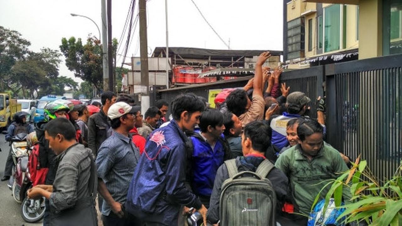 Menengok ramainya antrean pendaftaran pengemudi TopJek