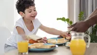 ilustrasi anak yang sedang sarapan/copyright&nbsp;freepik.com/freepik
