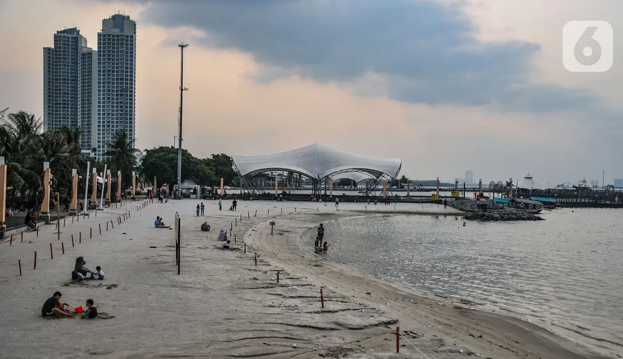 Anak-anak didampingi orangtua saat berwisata di Pantai Lagoon, Ancol, Jakarta, Kamis (21/10/2021). Salah satu aturan PPKM yang disesuaikan Pemprov DKI Jakarta adalah kembali dibukanya tempat bermain anak dan pusat hiburan. (merdeka.com/Iqbal S. Nugroho)