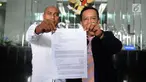 Penasihat hukum pelapor, Syahrul Arubusman menunjukkan surat laporan dugaan pelanggaran kode etik hakim PN Cibinong di Kantor Komisi Yudisial, Jakarta, Senin (4/2). Hakim PN Cibinong, Bogor berinisial NLS dilaporkan ke KY. (Liputan6.com/Herman Zakharia)