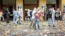 Peserta saling menyerang dengan kue pai saat mengikuti acara "pie fight" di Berlin, Jerman, 19 Juni 2015. Acara ini diselenggarakan oleh sebuah bioskop di Jerman. (REUTERS/Hannibal Hanschke)