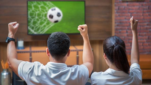 Pendapat Para Pria Tentang Perempuan yang Hobi Nonton Bola, Kira-Kira Seperti Apa Ya?