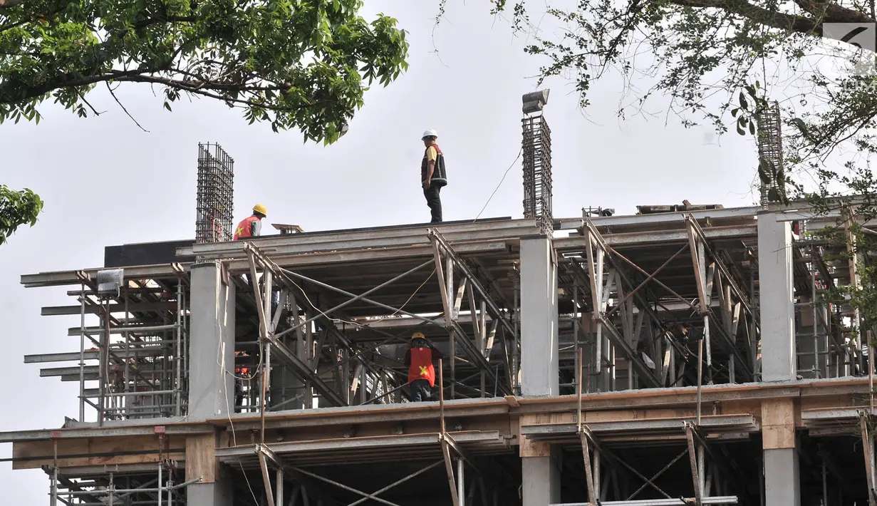 Pekerja memasang fondasi saat menyelesaikan pembangunan rumah susun (Rusun) DP 0 rupiah Klapa Village, Jakarta, Kamis (11/10). Rencananya, rusun ini akan dibangun setinggi 21 lantai. (Merdeka.com/Iqbal Nugroho)