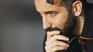 Pelatih Manchester United, Ruben Amorim dalam laga leg 1 babak 16 besar Liga Europa 2024/2025 melawan Real Sociedad di Anoeta Stadium, San Sebastian, Spanyol, Jumat (07/03/2025) dini hari WIB. (AP Photo/Miguel Oses)