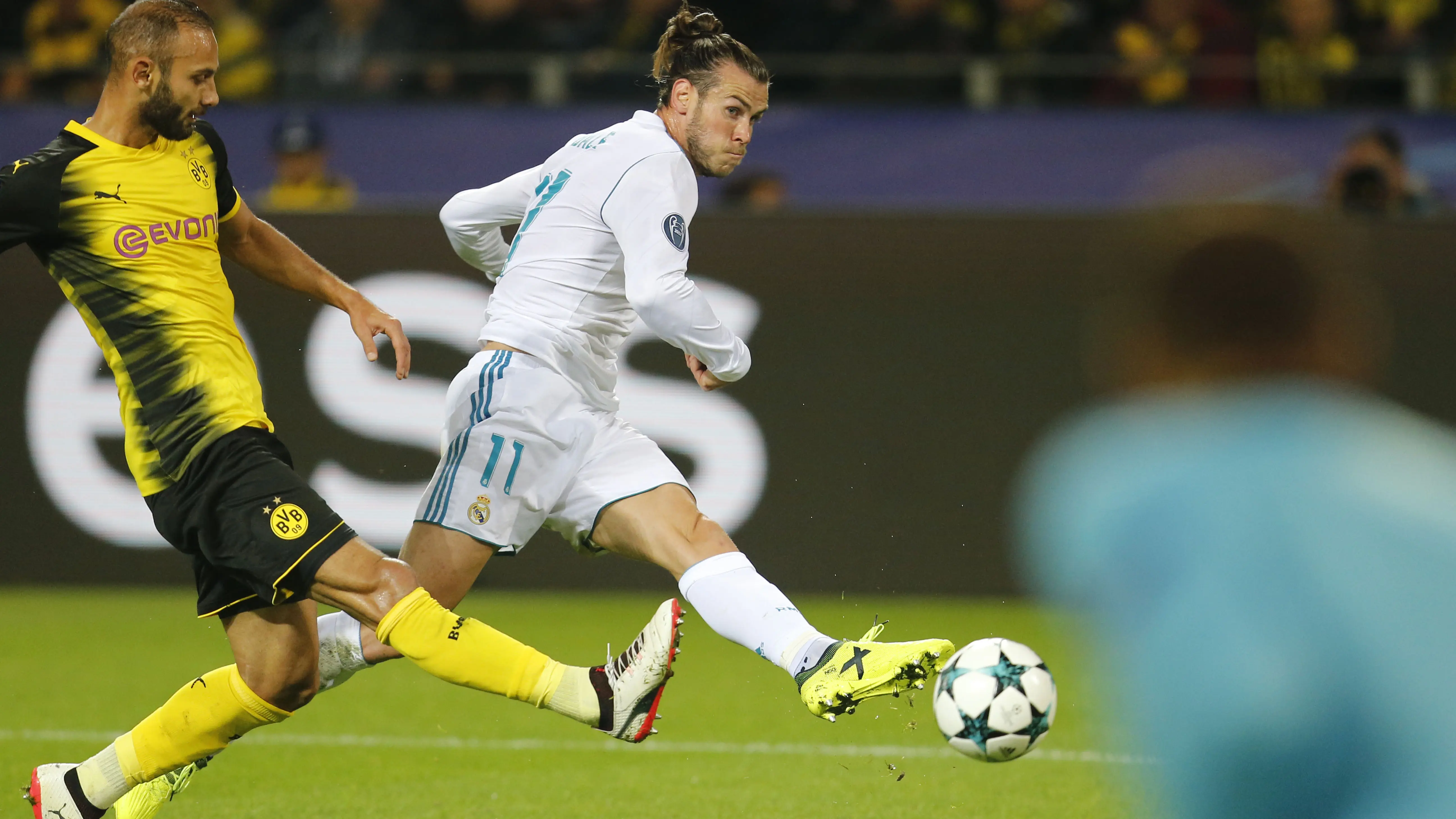 Gareth Bale mencetak gol pembuka untuk Real Madrid saat melawan Borussia Dortmund pada pertemuan pertama musim ini. Real Madrid menang 3-1. (AP/Michael Probst)