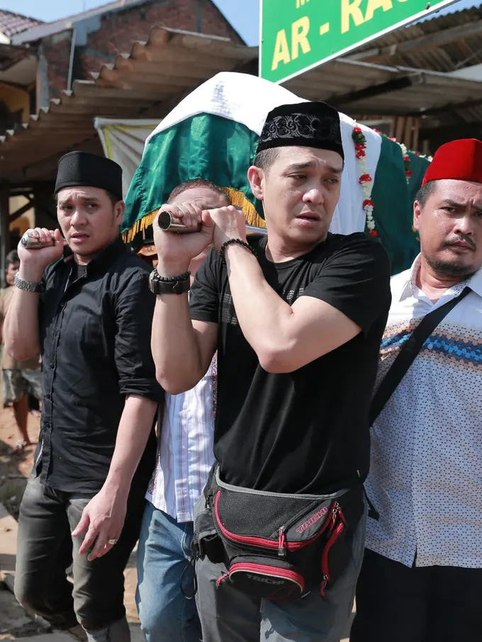 [Bintang] Pemakaman ayahanda Fadli dan Fadlan Alm. H. Zainuri