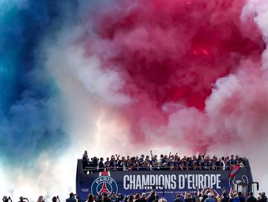 Pemain Paris Saint-Germain (PSG) melakukan pawai merayakan keberhasilan juara Liga Champions di kota Paris. (AFP/Thibaud Moritz)