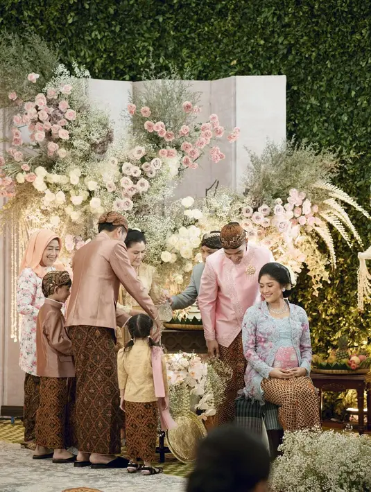 Erina Gudono dan Kaesang Pangarep baru saja menyelenggarakan upacara Tasyakuran dan Tingkeban jelang kelahiran anak pertama mereka. [Foto: Instagram/erinagudono]