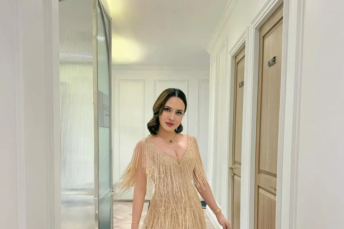 Gaya Glamor Shandy Aulia Nonton Konser Mariah Carey di Jakarta, Berkilau Bak Diva dengan Gaun Eddy Betty