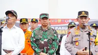 Kapolri Jenderal Listyo Sigit Prabowo dalam Apel Gelar Pasukan Operasi Ketupat 2024 di Monumen Nasional (Monas), Jakarta Pusat, Rabu (3/4/2024). (Liputan6.com/Nanda Perdana Putra).