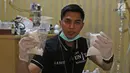 Polisi menunjukkan barang bukti narkotika saat melakukan olah TKP pabrik sabu di Kalideres, Jakarta, Senin (24/6/2019). Polisi mengamankan seorang tersangka dalam kasus ini. (Liputan6.com/Herman Zakharia)