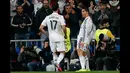 Penyerang Real Madrid, Cristiano Ronaldo (kanan) merayakan selebrasi usai mencetak gol di leg kedua 16 besar Liga Champions di Stadion Santiago Bernabeu, Madrid, Spanyol, (10/3/2015). Schalke 04 Menang 4-3 atas Real Madrid. (Reuters/Reuters/Juan Medina)