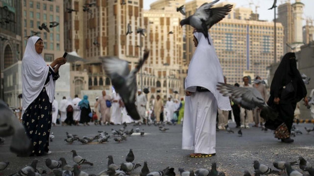 Pandangan udara jemaah haji mulai lakukan tawaf