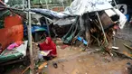 Seorang pedagang menangis usai warung kopi miliknya hancur tertimpa pohon tumbang di pinggir Jalan Raya Sawangan Depok, Minggu (09/10/20222). Hujan es disertai angin kencang yang terjadi di sejumlah kawasan di Depok pada Minggu sore mengakibatkan sejumlah bangunan dan pohon tumbang. (merdeka.com/Arie Basuki)