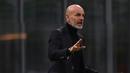 Pelatih AC Milan, Stefano Pioli, memberikan arahan kepada pemainnya saat menghadapi Sparta Praha pada laga lanjutan Liga Europa 2020/2021 di Stadion San Siro, Jumat (30/10/2020) dini hari WIB. AC Milan menang 3-0 atas Sparta Praha. (AFP/Marco Bertorello)